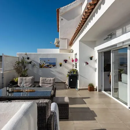 Stunning Beachfront Penthouse Apartment *